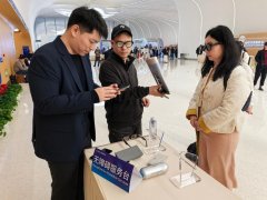 <b>沉度瘫痪患者单手举起2公斤沉的哑铃</b>